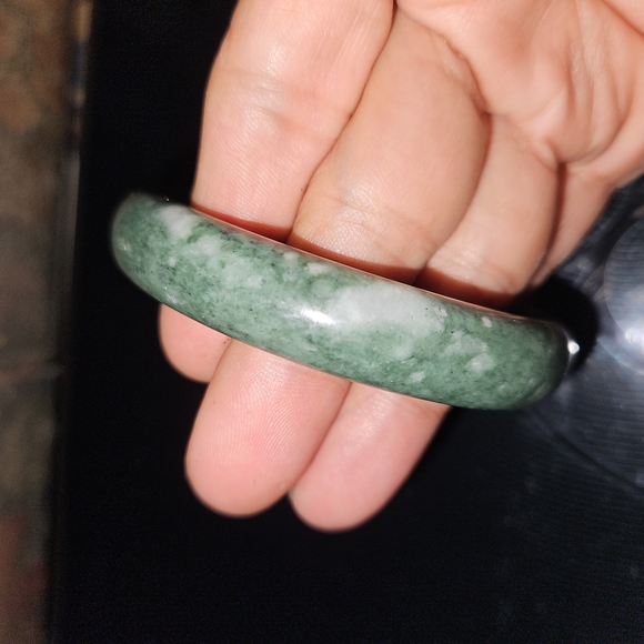Elegant Green Jade Bracelet - Picture 5 of 16